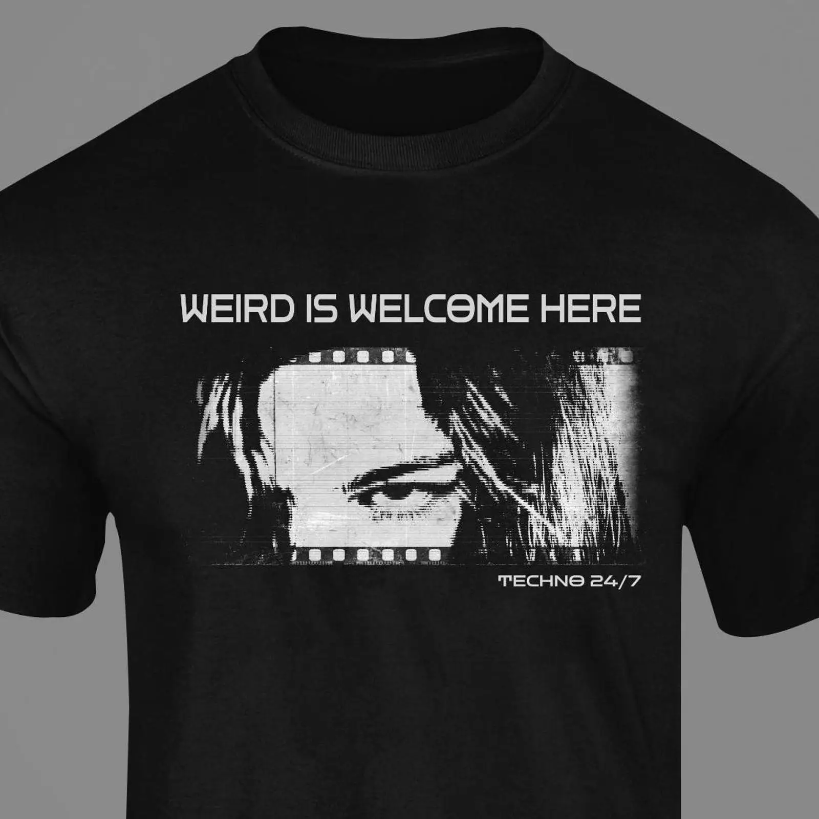 Vintage Fashion Berlin - Футболка «Weird is Welcome Here» для